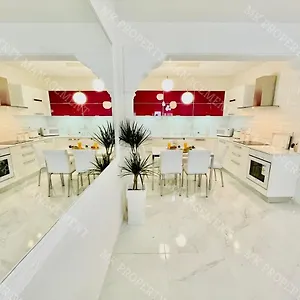 https://milos-city-center-apt-32.hotelsatayianapa.com